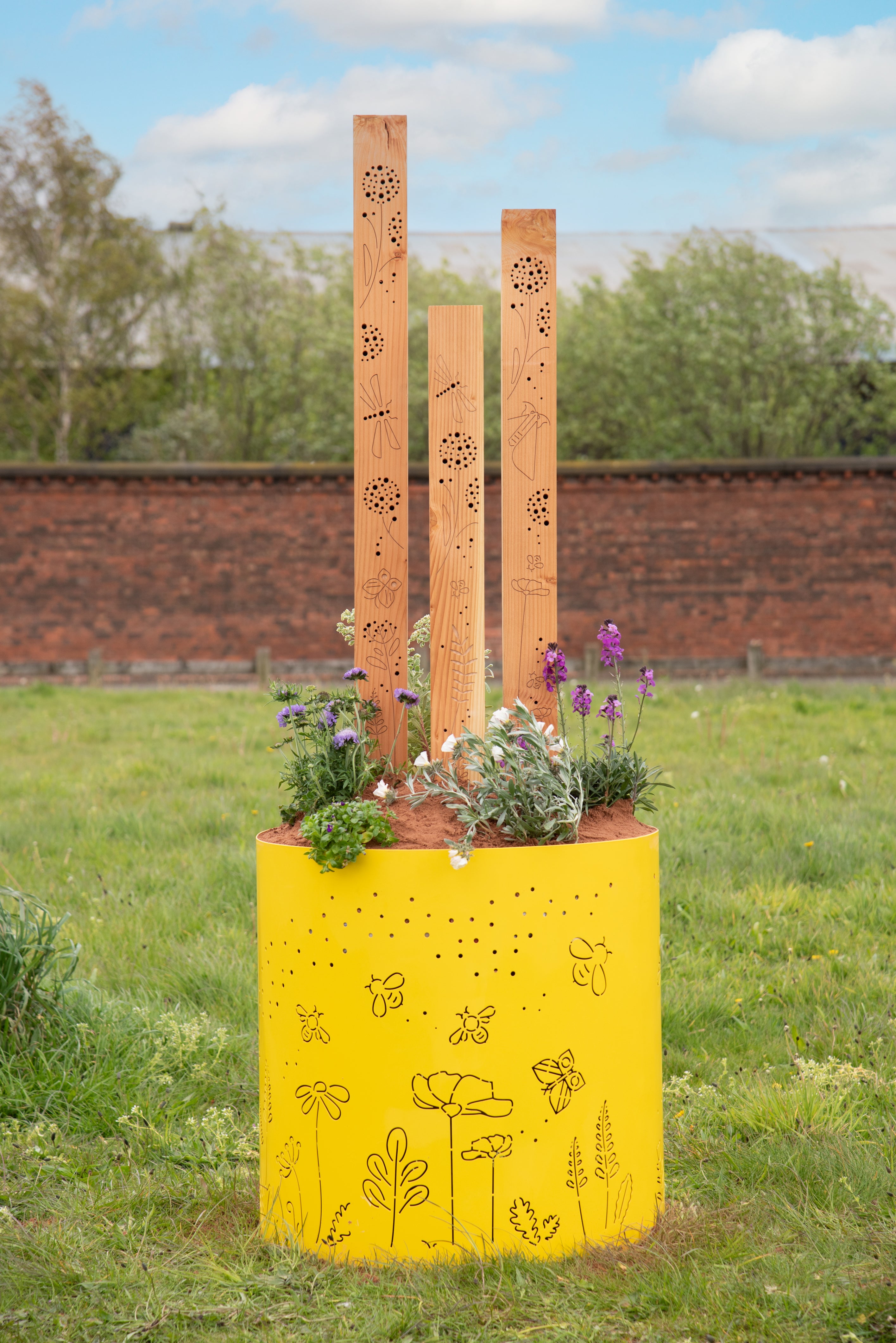 Bee Post Trio (For use with Niche sand planters)